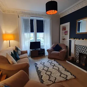 Beautiful Ground Floor Flat Near Haymarket Apartment